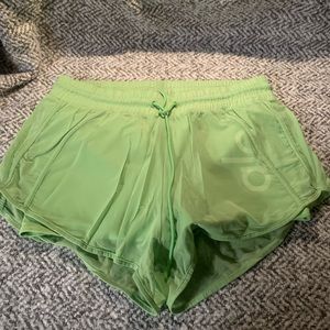 Alo Yoga AMBIENCE SHORT - GREEN APPLE/WHITE - L - Gently Used
